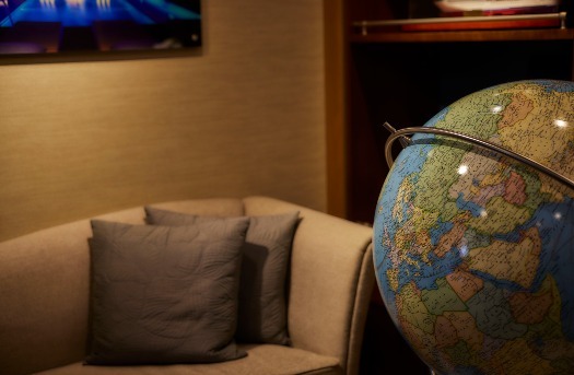 Foto en primer plano de un globo terráqueo sobre un escritorio