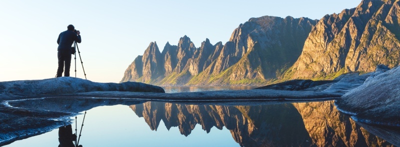 Paisaje en el que se ve a un fotógrafo tomando una foto de las montañas