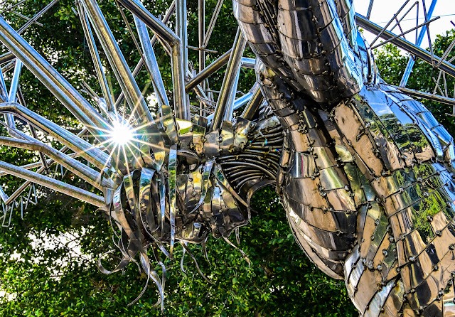 Chrom-Baumskulptur, die das Licht reflektiert