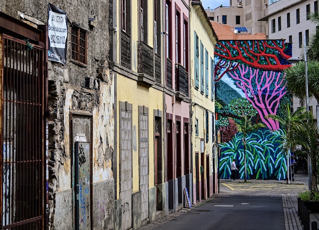 Straße mit Wandmalereien auf Teneriffa
