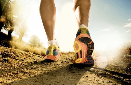 Foto en primer plano de unas zapatillas de running en un sendero