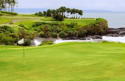 hoyo de golf en la costa