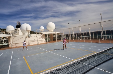 pista de tenis en la cubierta del barco