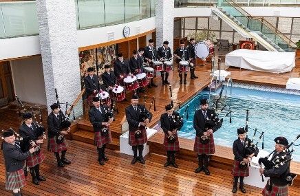 Un grupo de músicos locales se prepara para actuar con gaitas y tambores