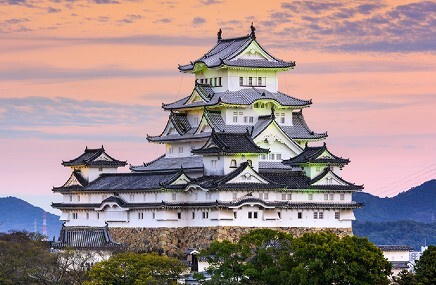 東アジアの山の上にある大きな建物
