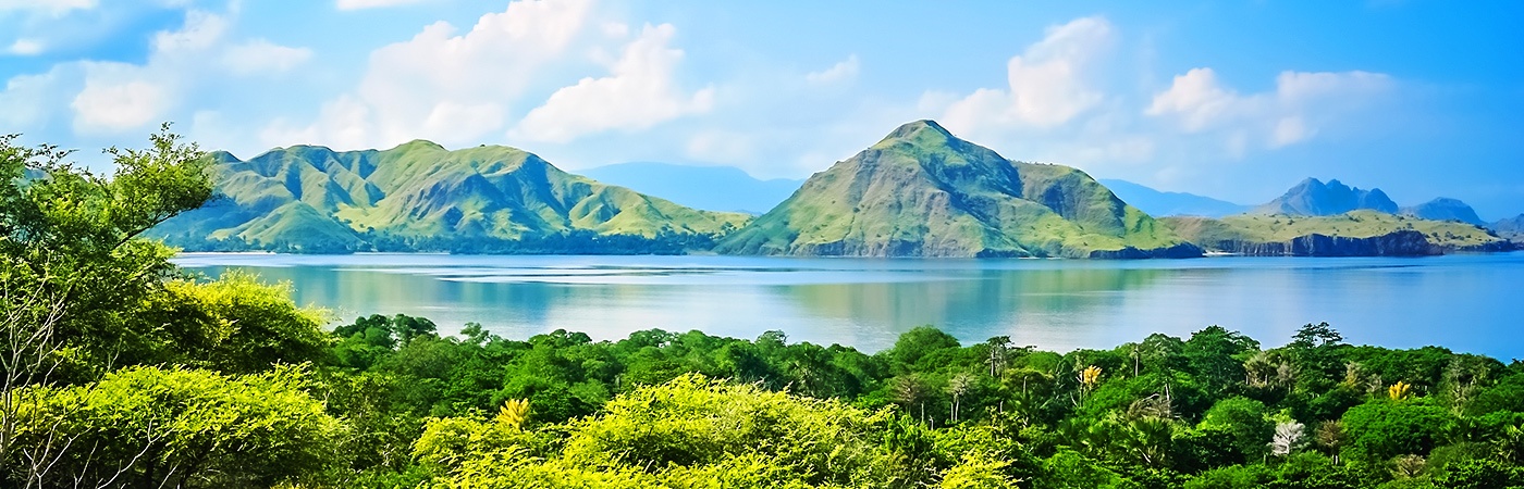 horizon landscape photo of komodo region with ocean and mountains