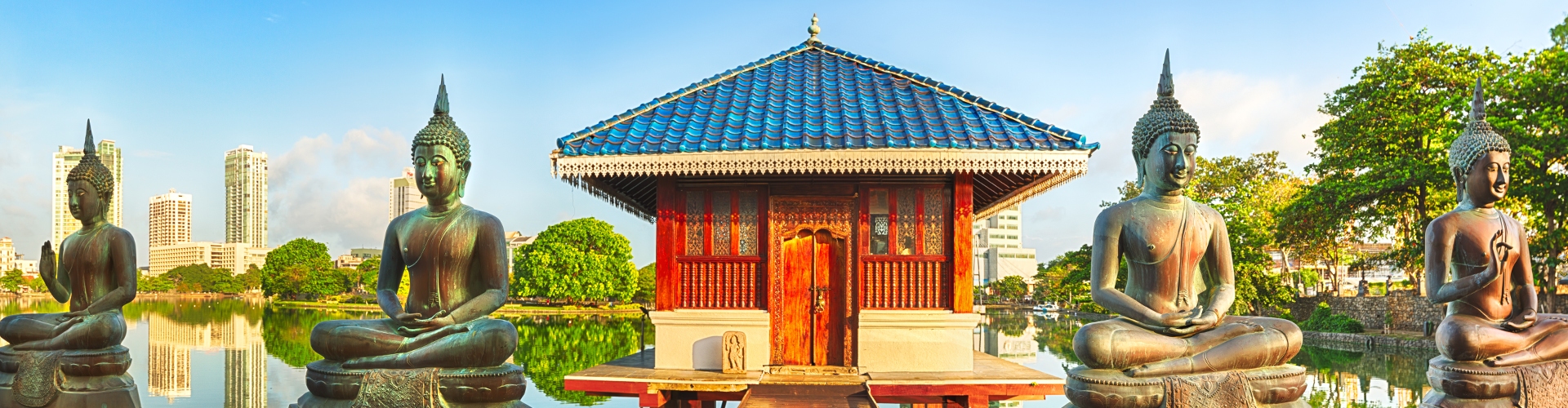 Foto eines alten Hauses und von Statuen