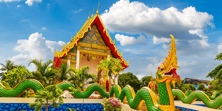 タイにある龍の彫刻が施された古い建物
